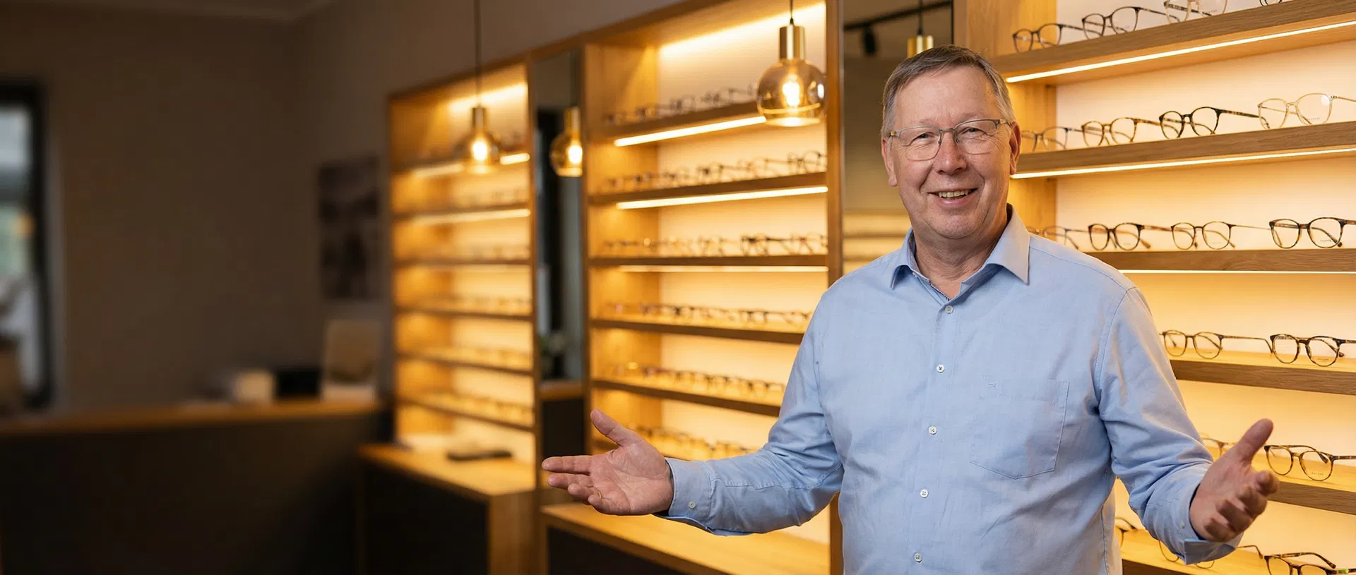 Bernd Voeckler – Augenoptikermeister in seinem Geschäft