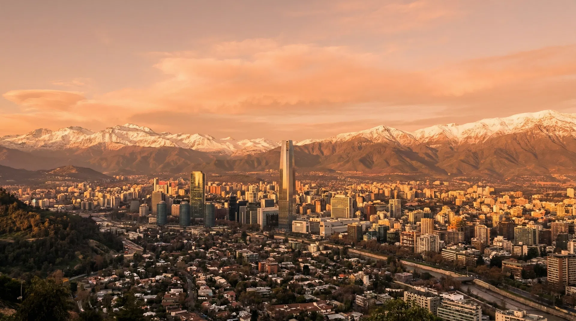 Vista panorâmica de Santiago do Chile com a Cordilheira dos Andes ao fundo