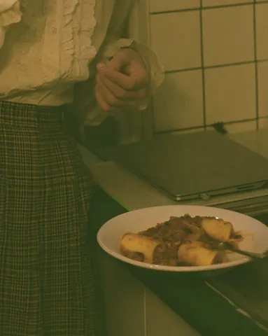 Membre Ballad Club préparant un repas avec laptop
