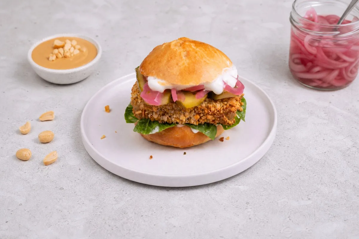 Knuspriger Satay-Tofu-Burger