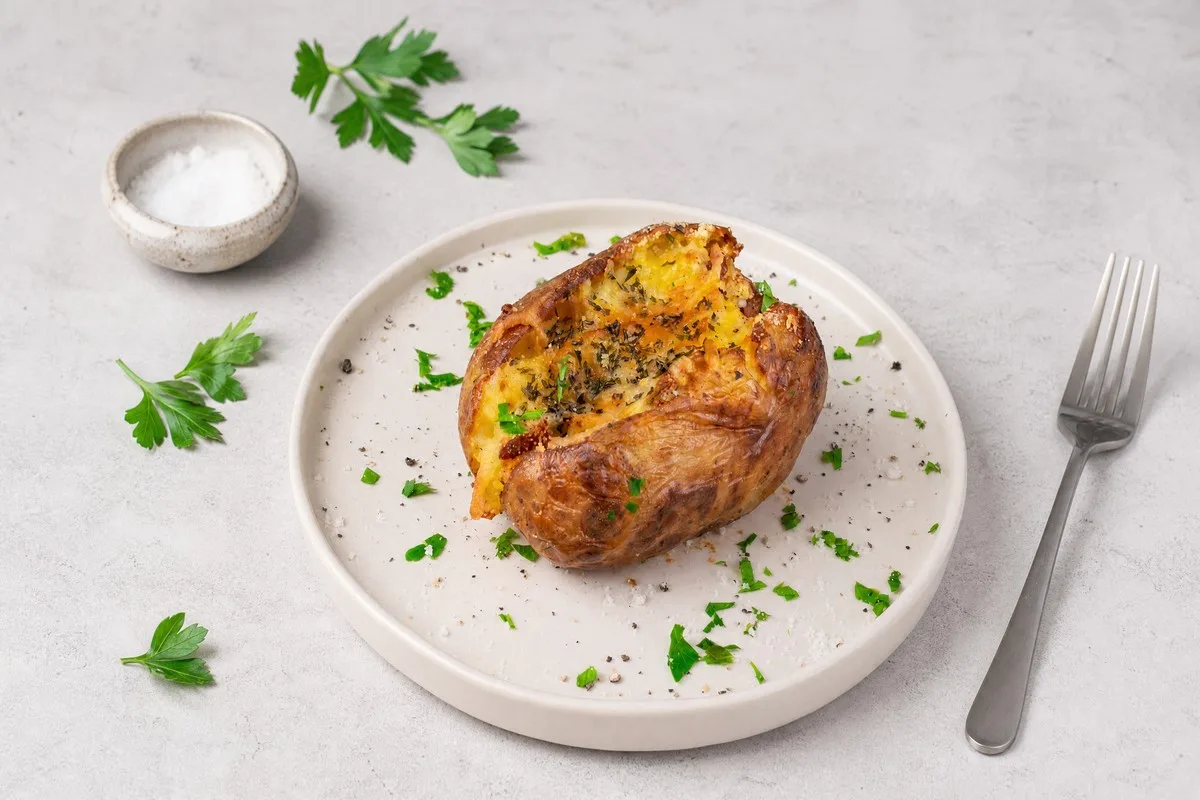 Gefüllte Kartoffel mit Käse und Bacon