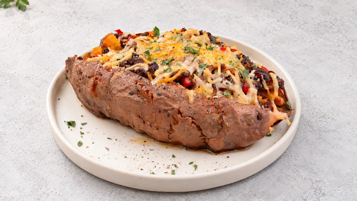 Gefüllte Süßkartoffeln mit Hackfleisch und Knoblauchcreme