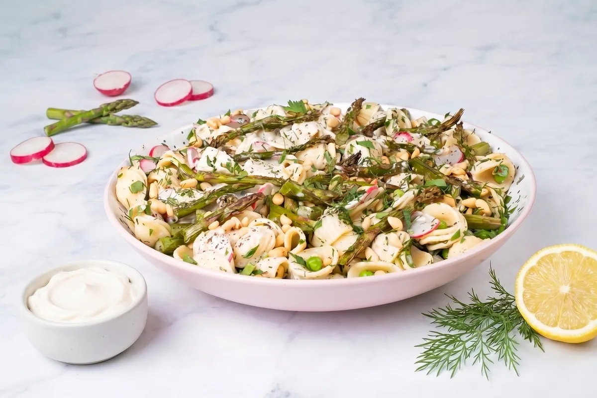 Frühlingshafter Nudelsalat