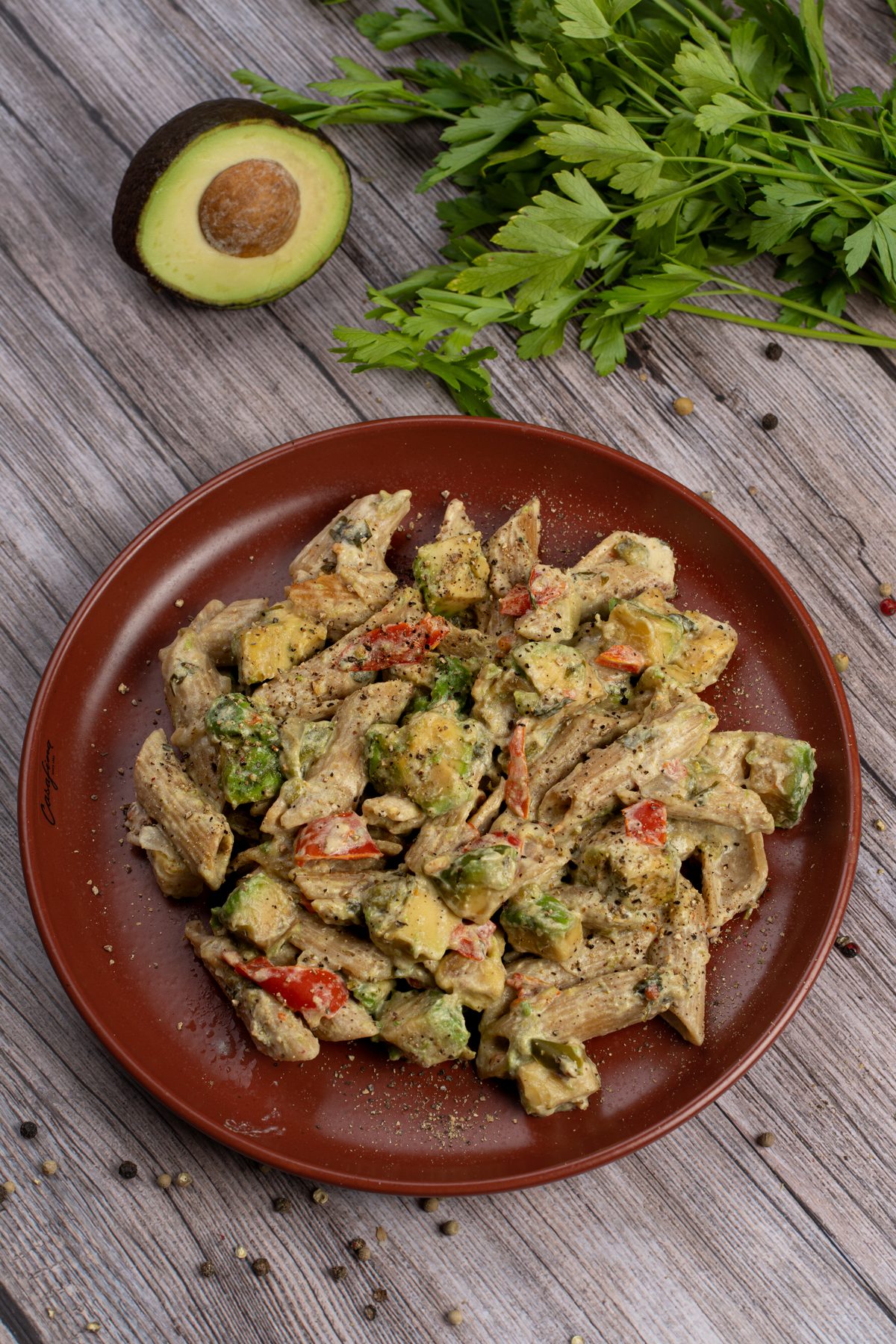 Penne mit Avocado & Paprika