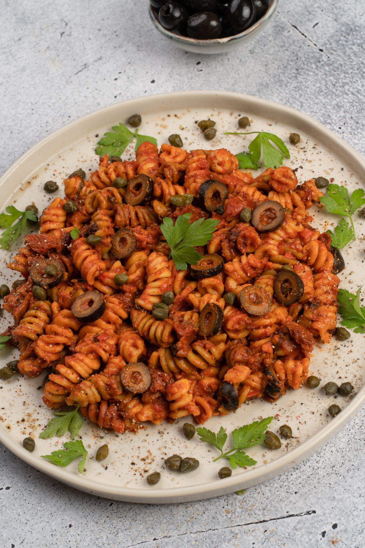 Spirelli mit Kapern, Oliven & Tomaten