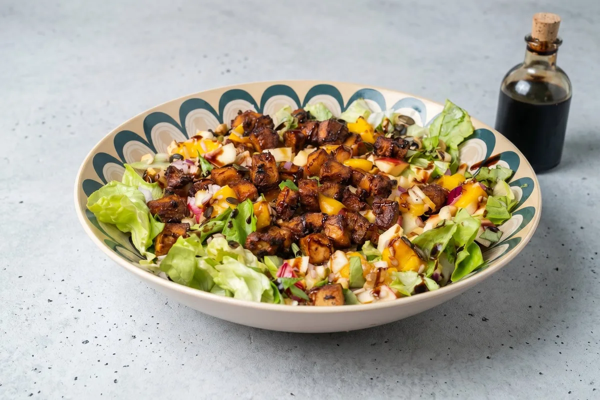Fruchtiger Balsamico Tofu Sommersalat
