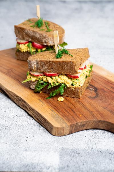 Veganes Eiersalat-Sandwich