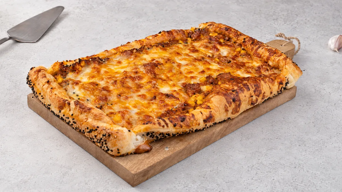 Blätterteig-Pizza mit Hackfleisch und Hollandaise