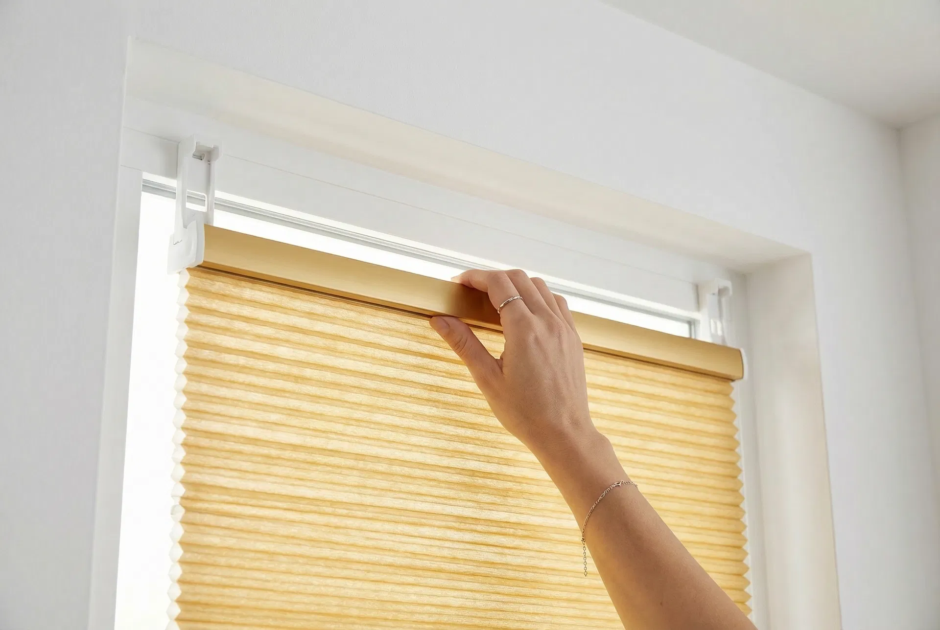 Tool-free installation demonstration