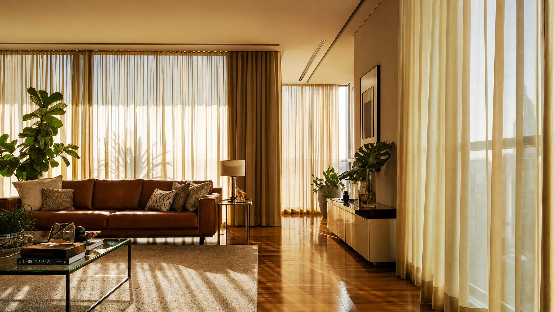 Sala de estar elegante com cortinas sob medida