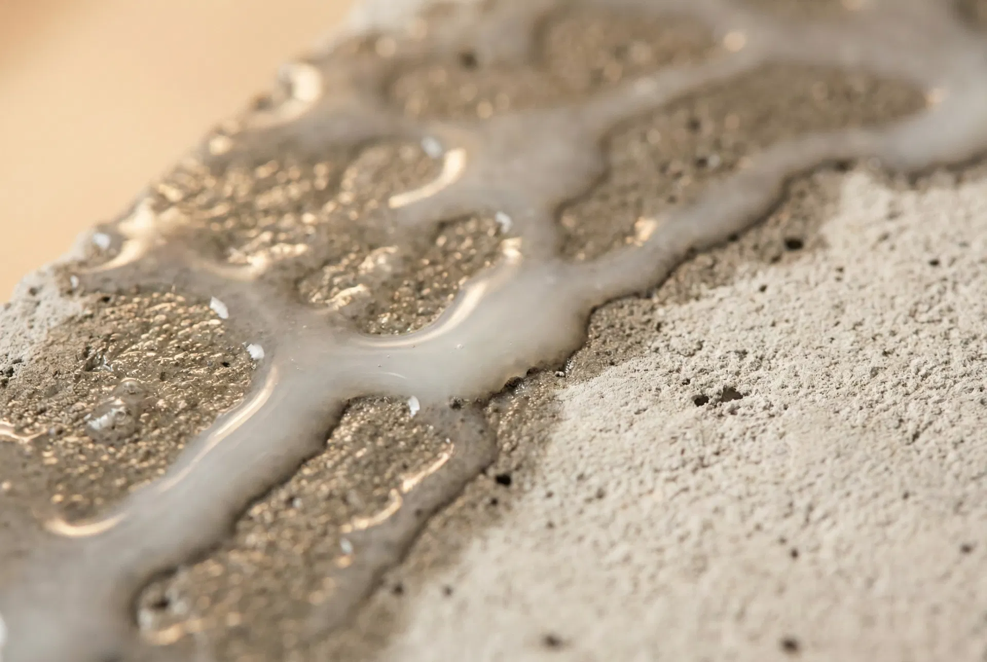 Close-up texture of NIVELO Bonding Liquid in Sealed Surface showing sheen finish and coverage