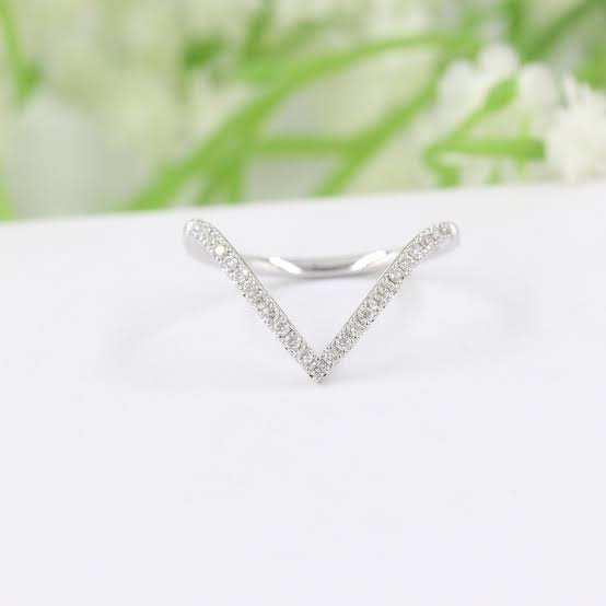 Anillo V con piedras 