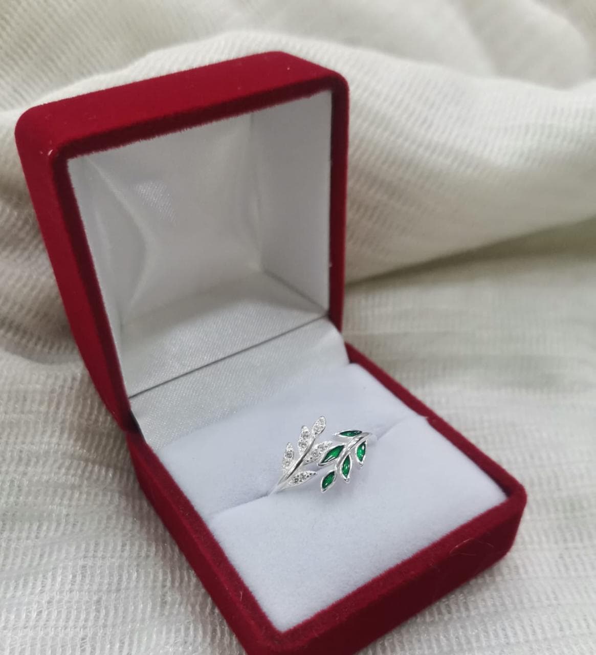 Anillo- Hojas, Piedras y Esmalte color Verde