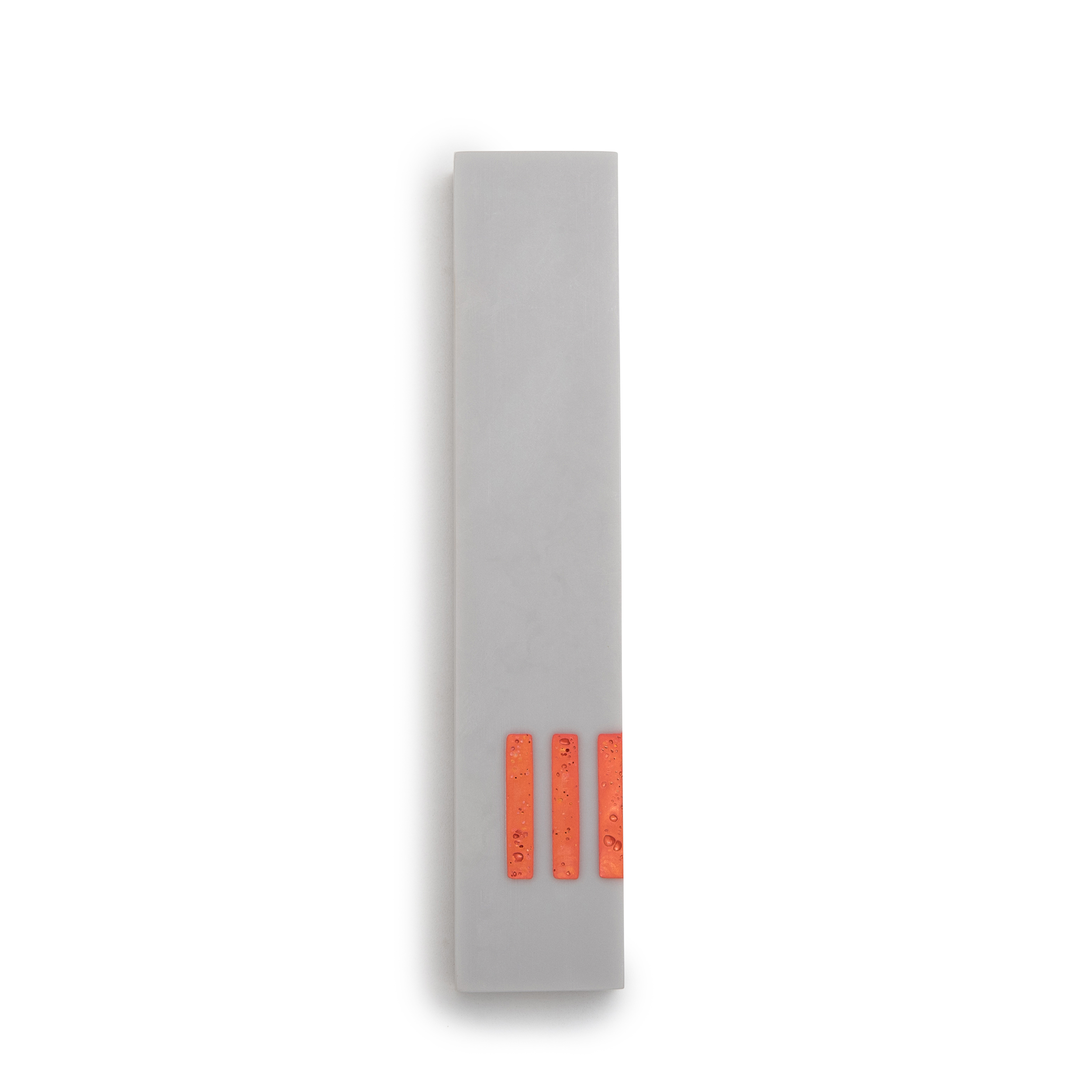Mézouza Gris Étroite | Shin Orange Côté