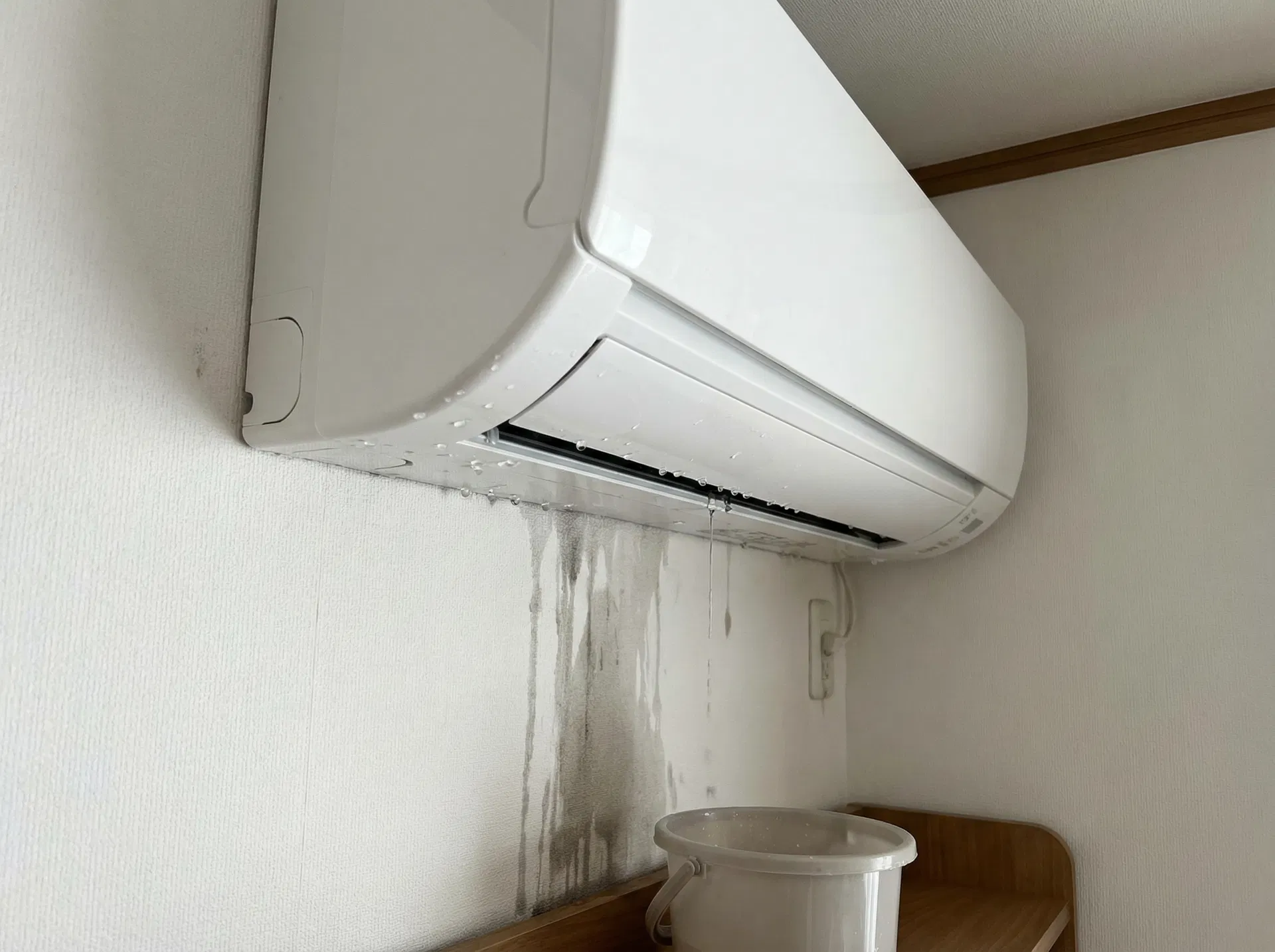 エアコン水漏れ応急処置