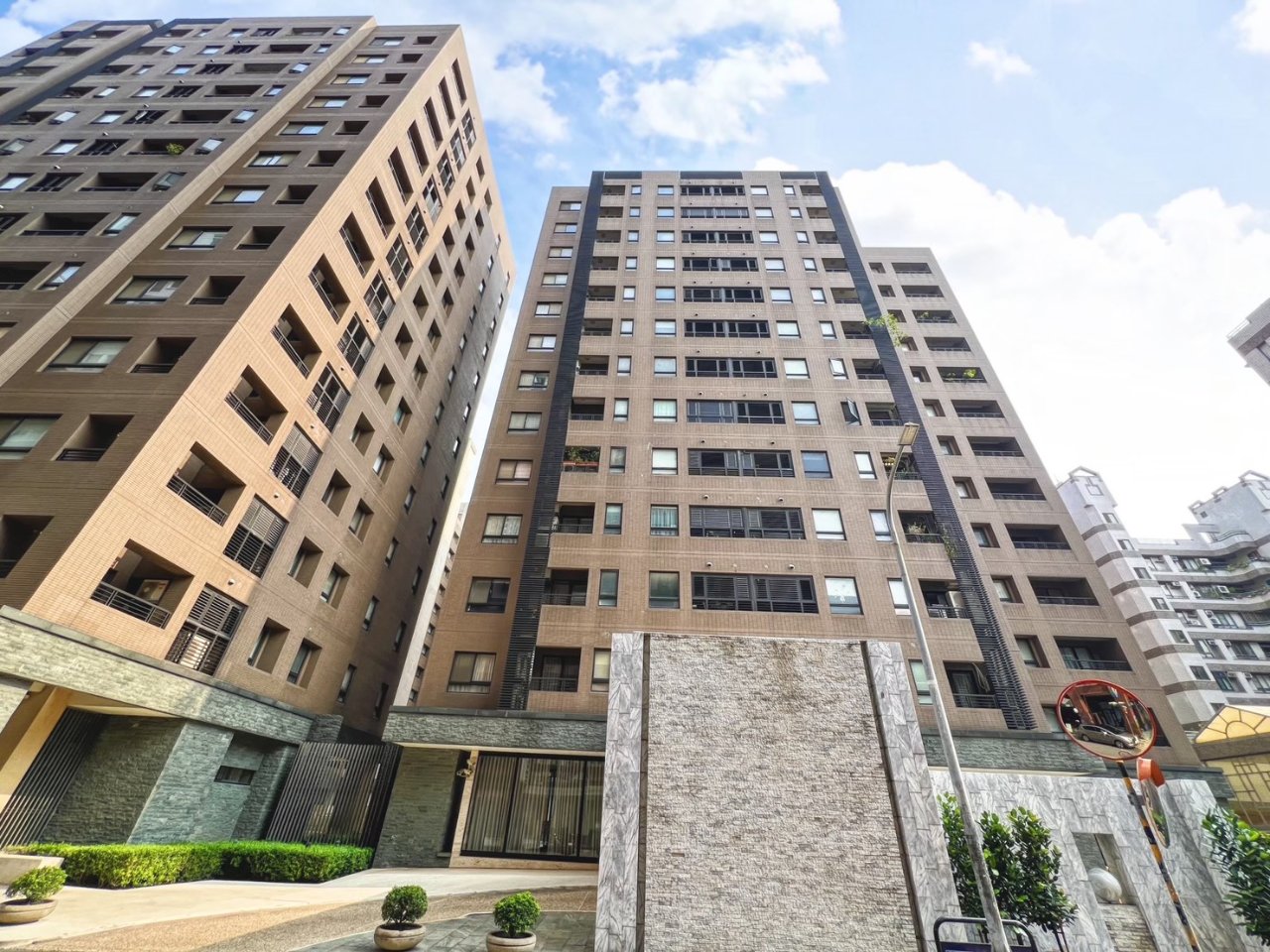 台中西區 由鉅AZ學生活 3房 外觀實拍