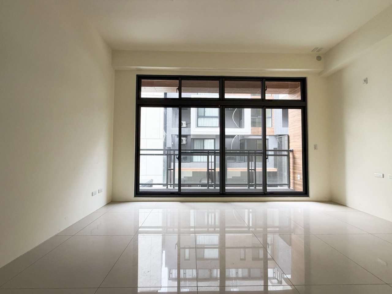 台中沙鹿區 4房 別墅 客廳