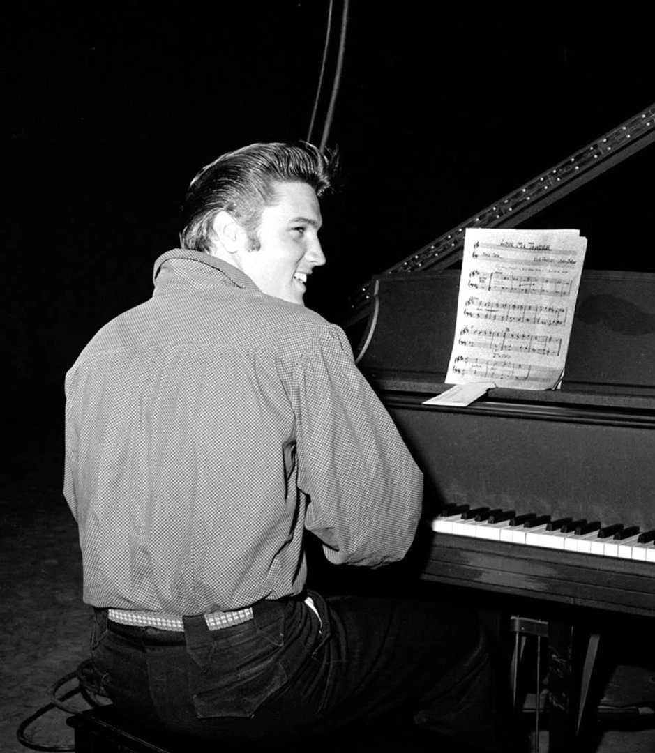 Elvis Presley photo