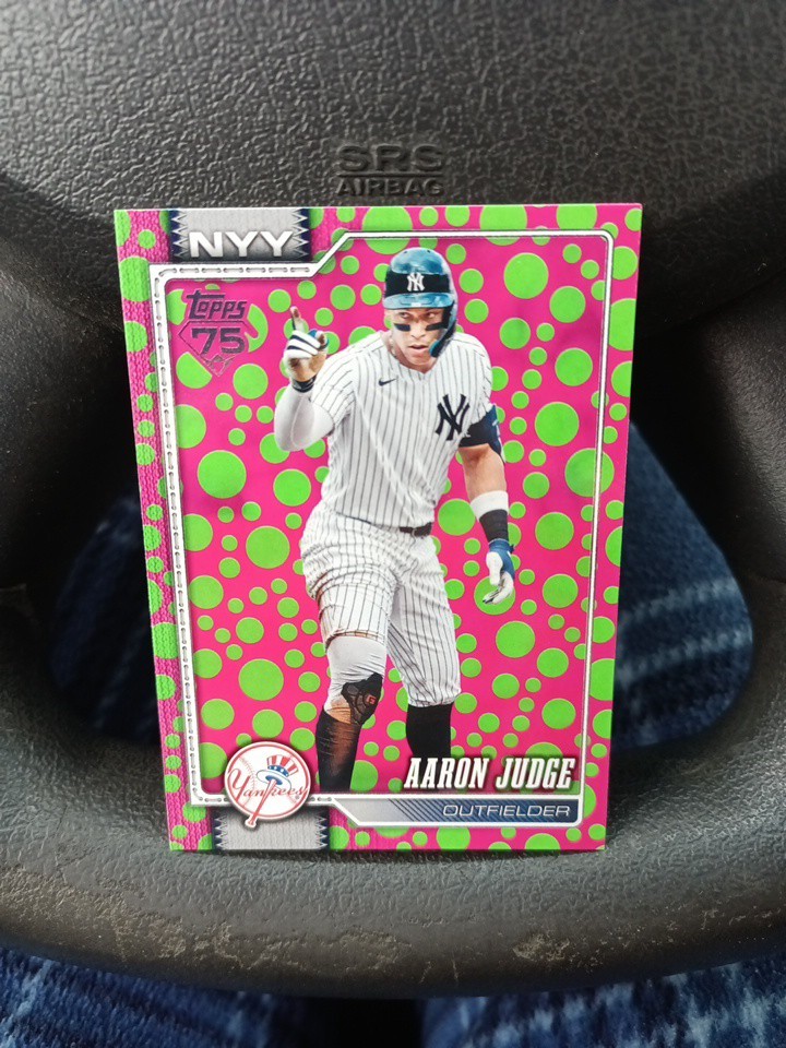 Aaron Judge - Pink Polka Dot Parallel Pink Polka Dot Parallel - Trading Card Image
