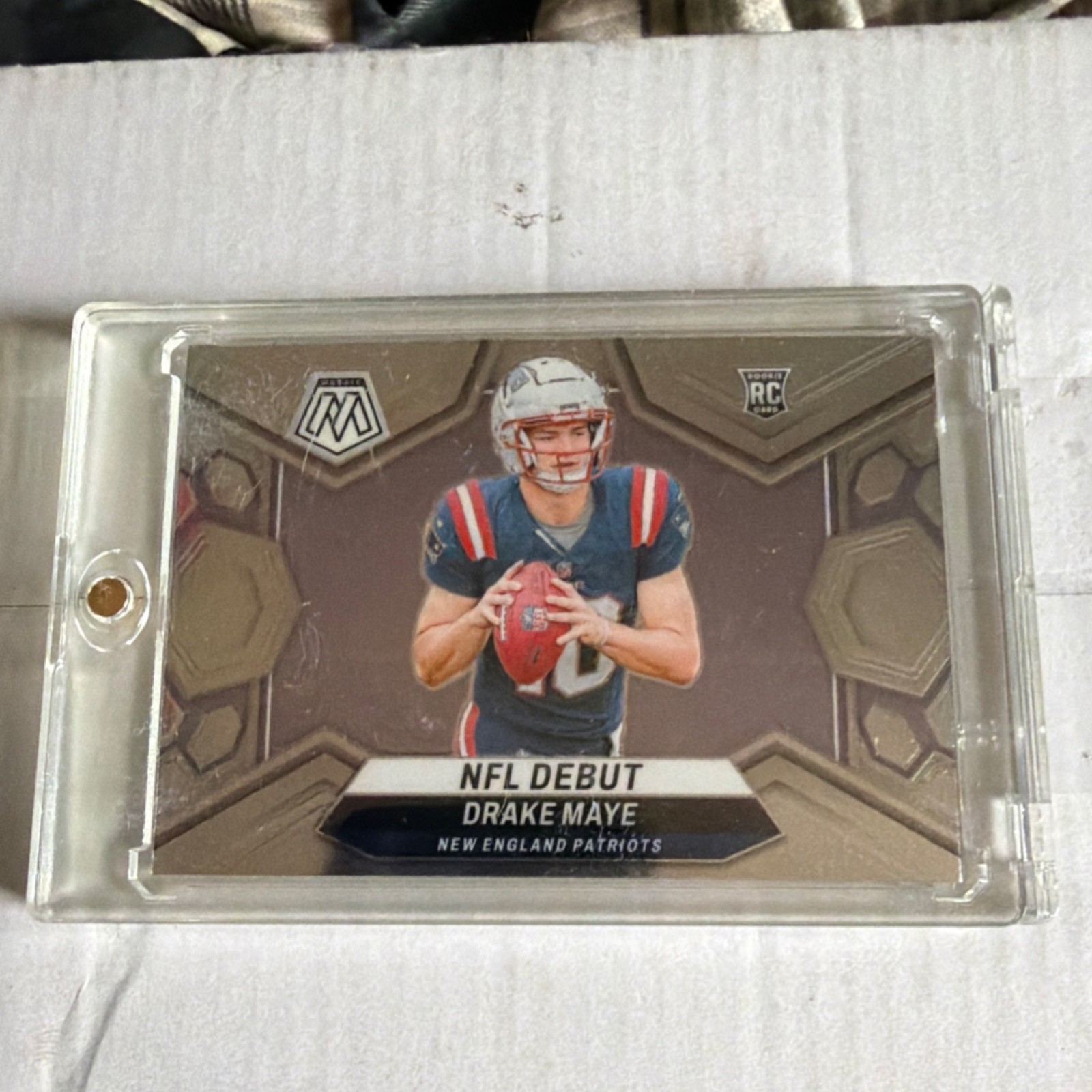 2024 Panini Mosaic NFL Debut Drake Maye Rookie Card Base - Trading Card Image