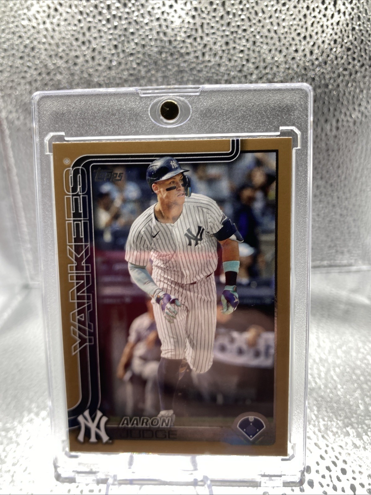 Aaron Judge 2024 Topps Gold Parallel Gold Parallel - Trading Card Image