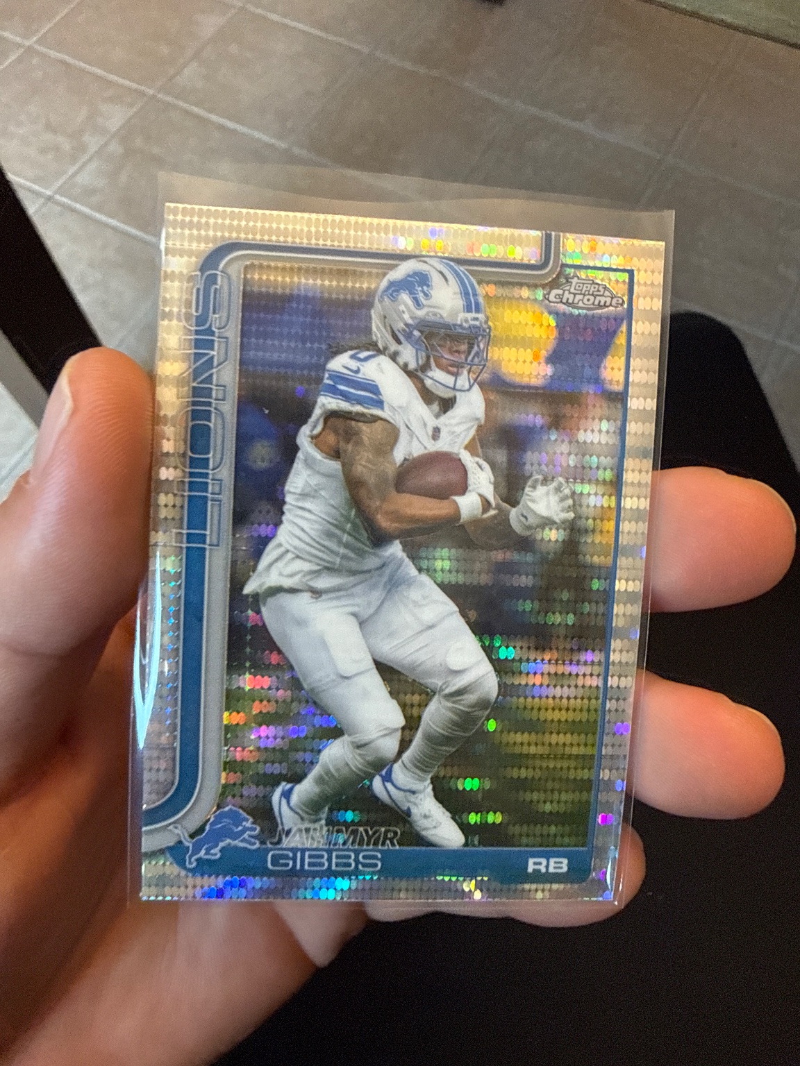 Jahmyr Gibbs 2025 Topps Chrome Pulsar Refractor Pulsar Refractor - Trading Card Image