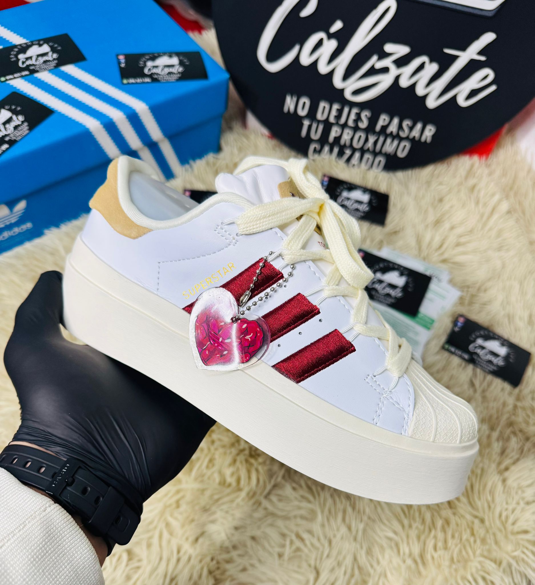 Adidas bonega (calidad original) - Blanca bordo corazón 