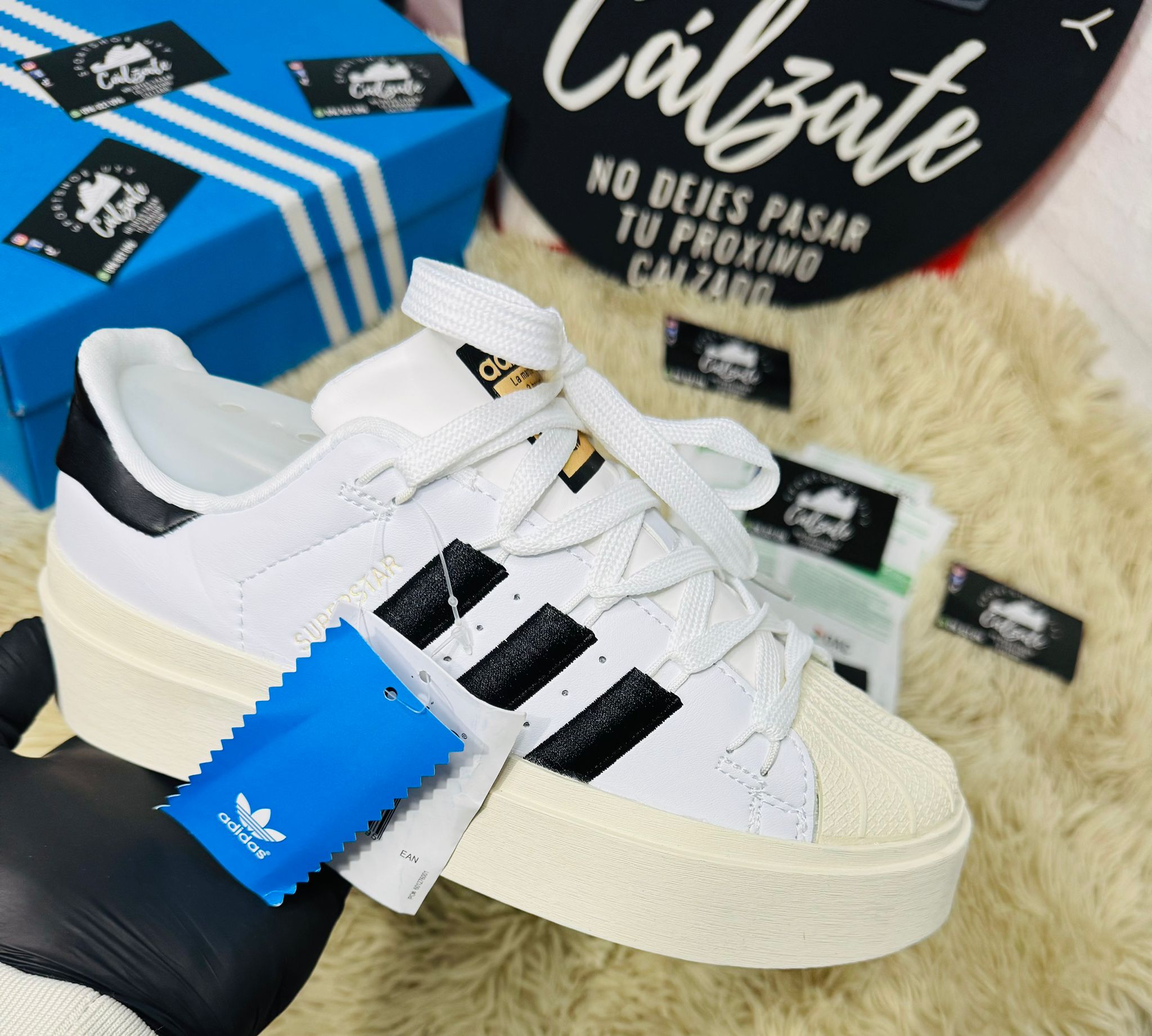 Adidas bonega (calidad original) - Blanca líneas negras 