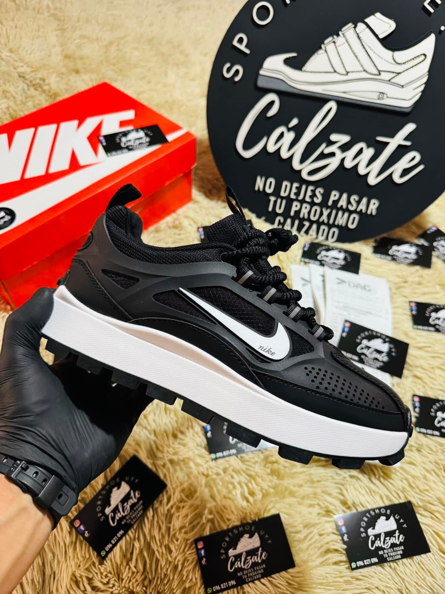 AirMax Bailleli - Negro suela blanca 