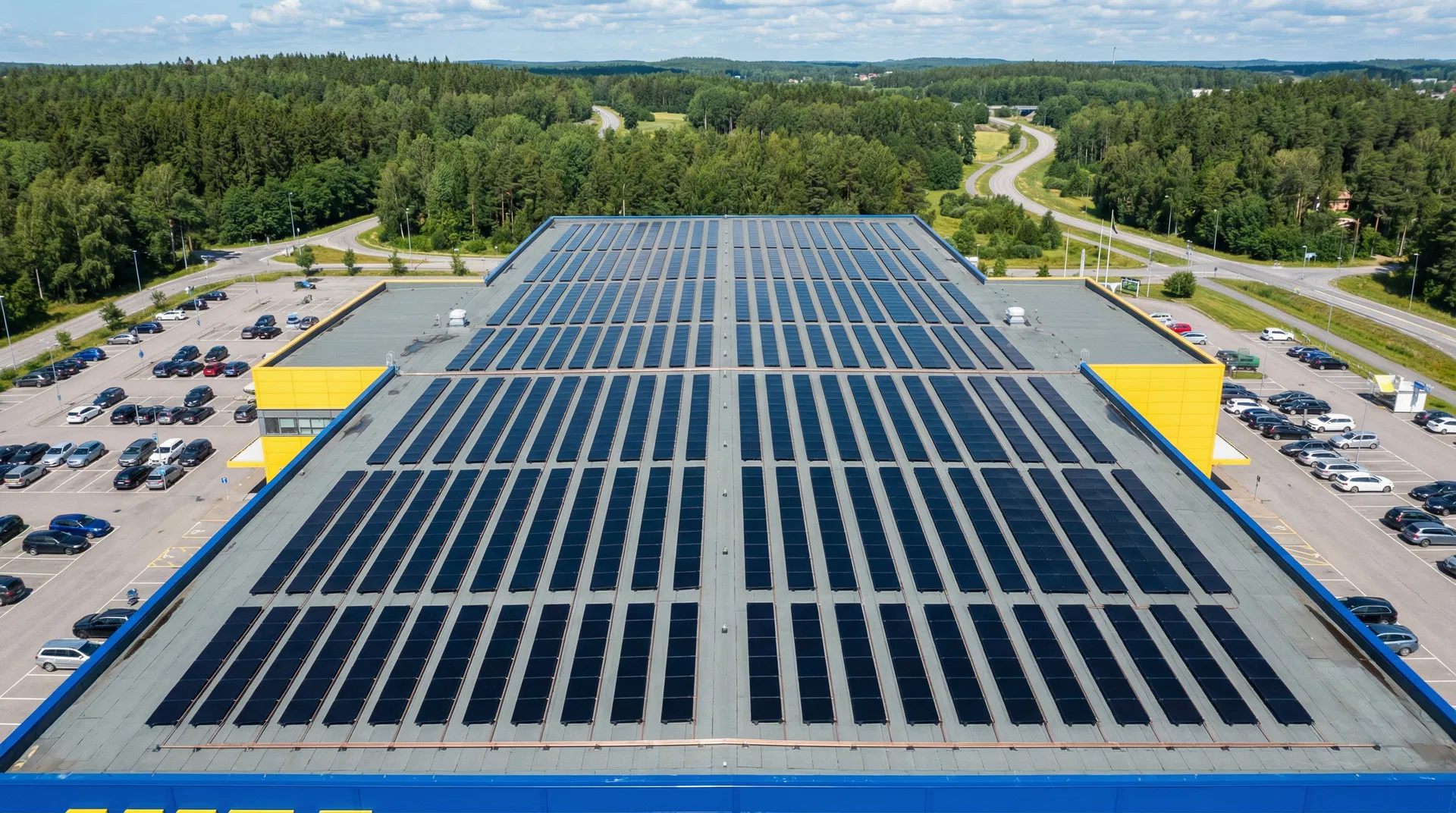 Solpulsen paneler på storskaligt detaljhandelstak, sommar