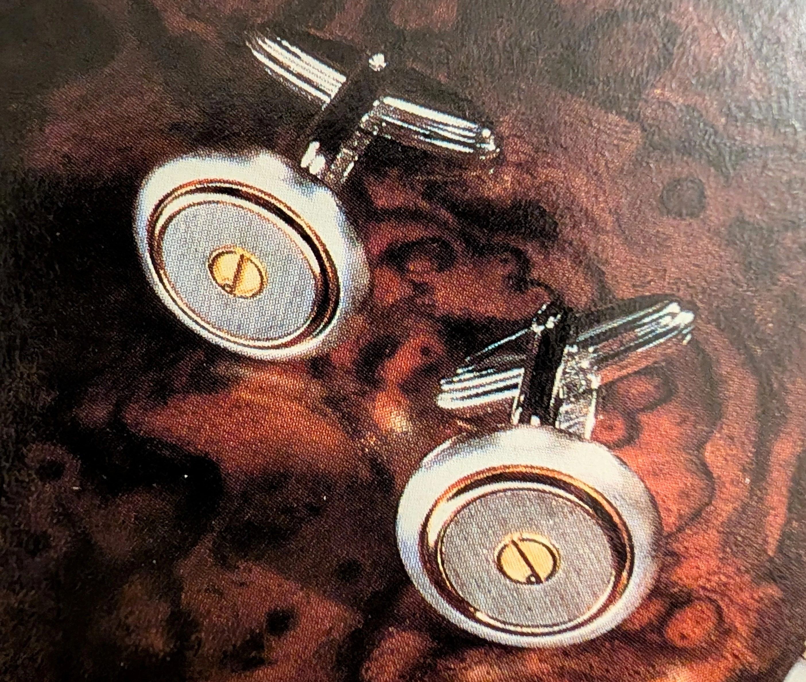 1990s Dunhill Two-Tone Watch & Cufflinks Vintage Print Advertisement — Thumbnail 5