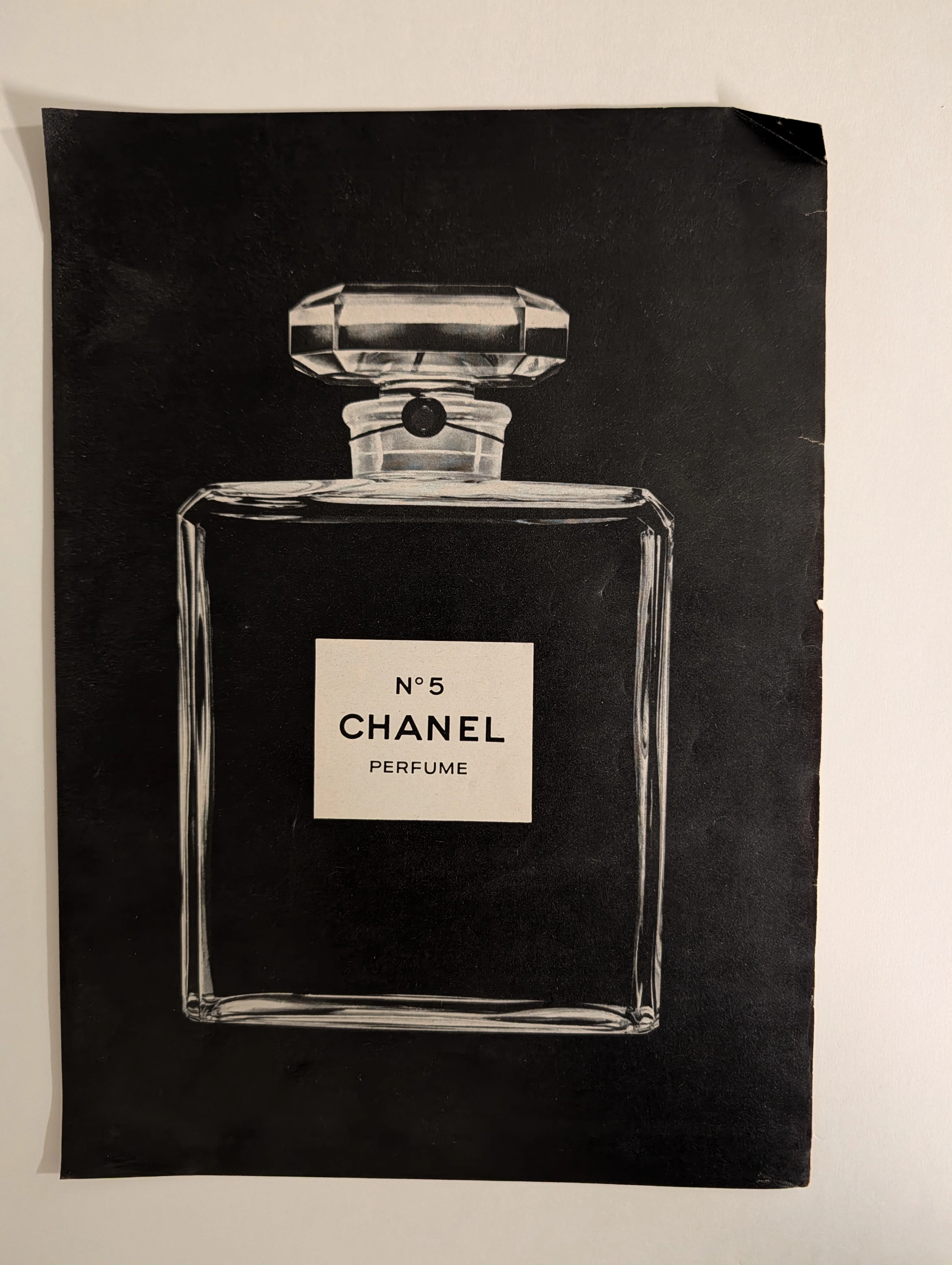 Vintage Chanel N°5 Ad: Monochromatic Fashion Art | The Record 古董广告：单色时尚艺术 (1970) vintage advertisement — Class S