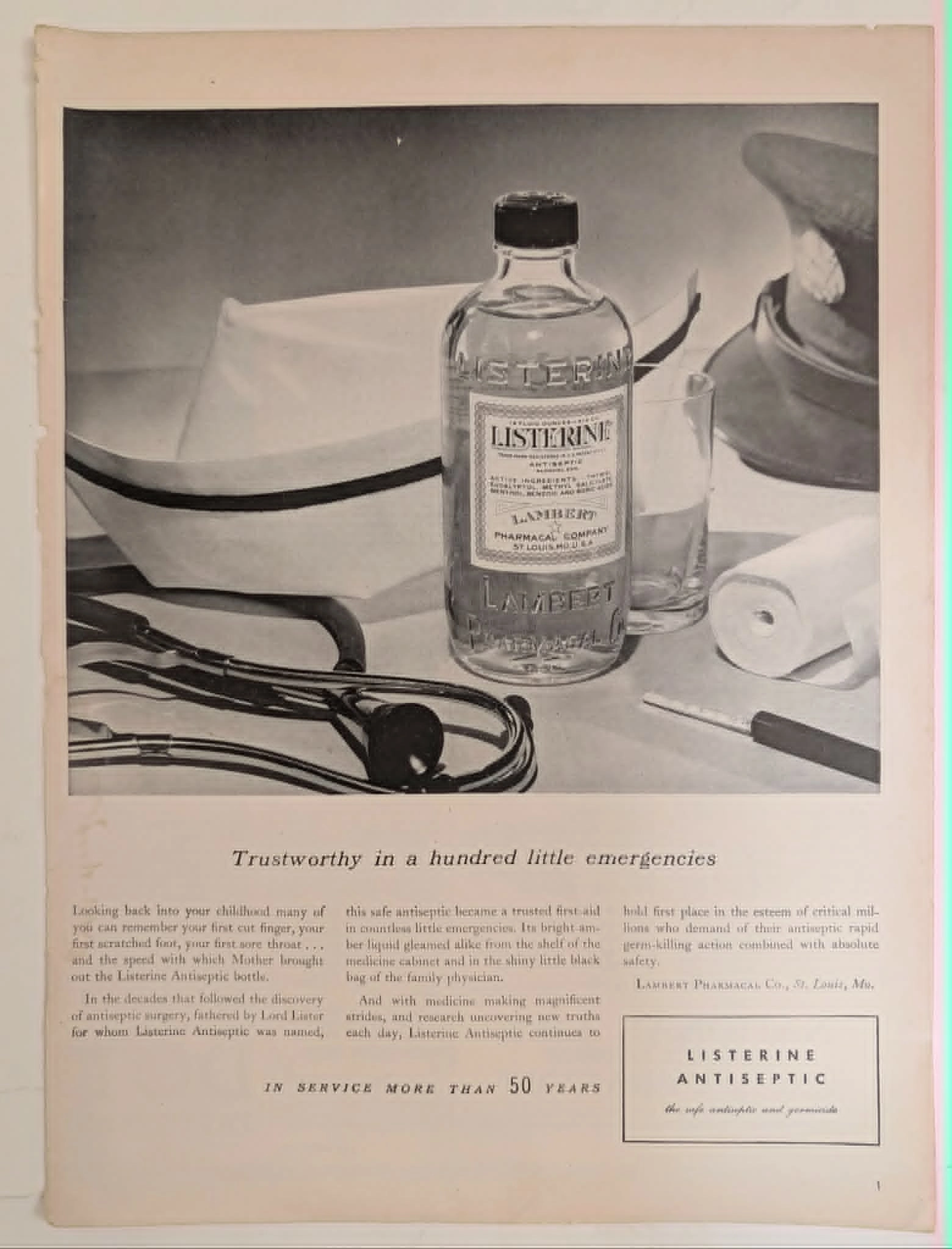 โฆษณาวินเทจ Listerine Antiseptic ยุค 1930 เน้นย้ำถึงบทบาทของผลิตภัณฑ์ในฐานะอุปกรณ์ปฐมพยาบาลประจำบ้านที่เชื่อถือได้ vintage advertisement — curator suggestion