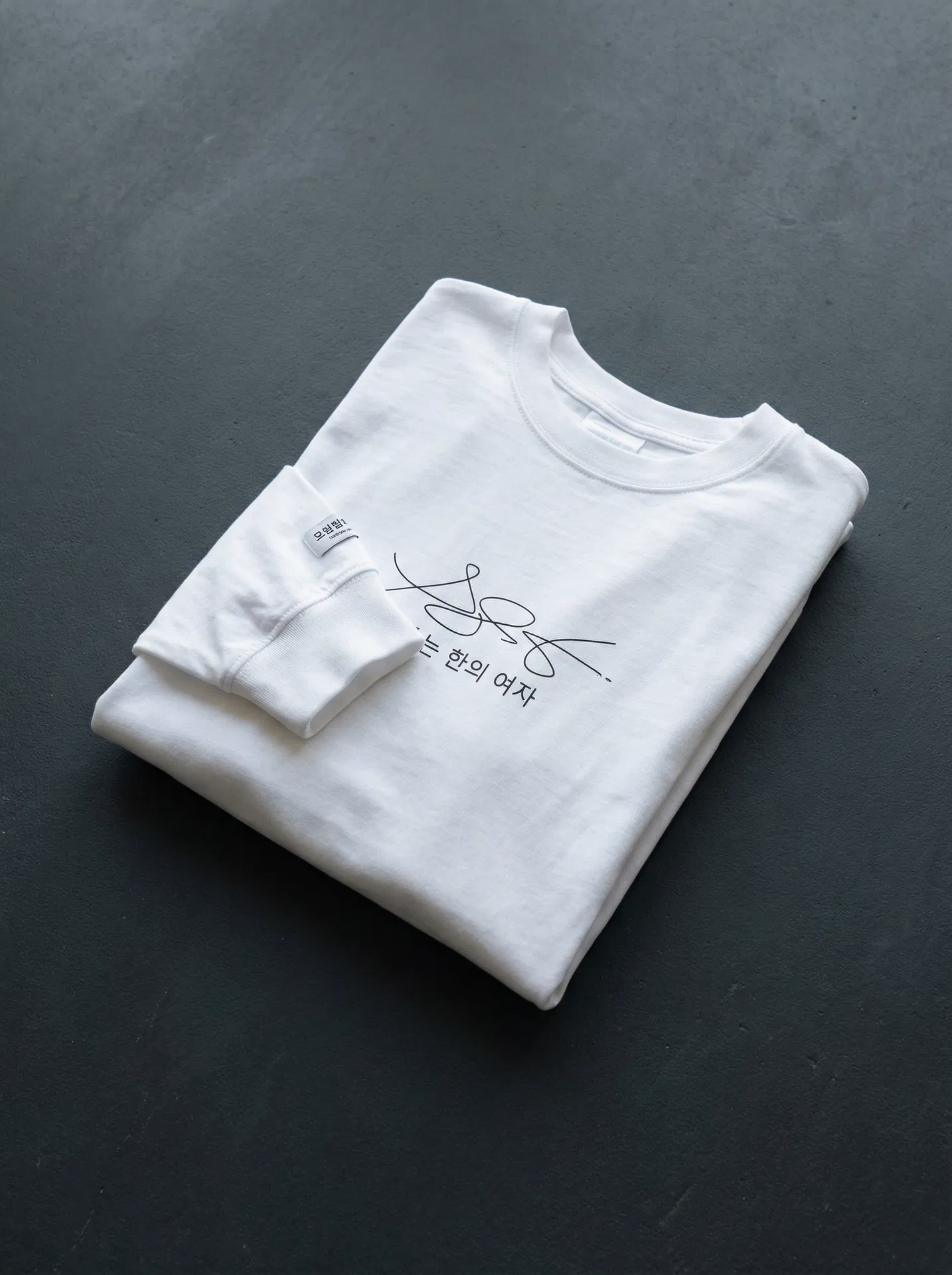 그래픽 롱슬리브 티