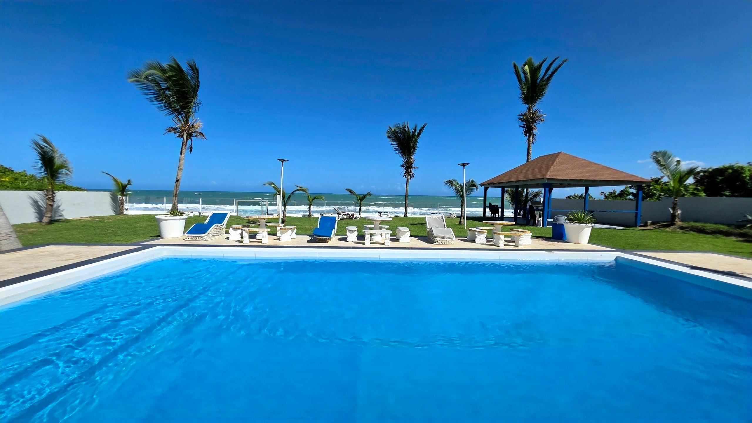 -& APARTAMENTO DE LUJO FRENTE AL MAR EN CABARETE N