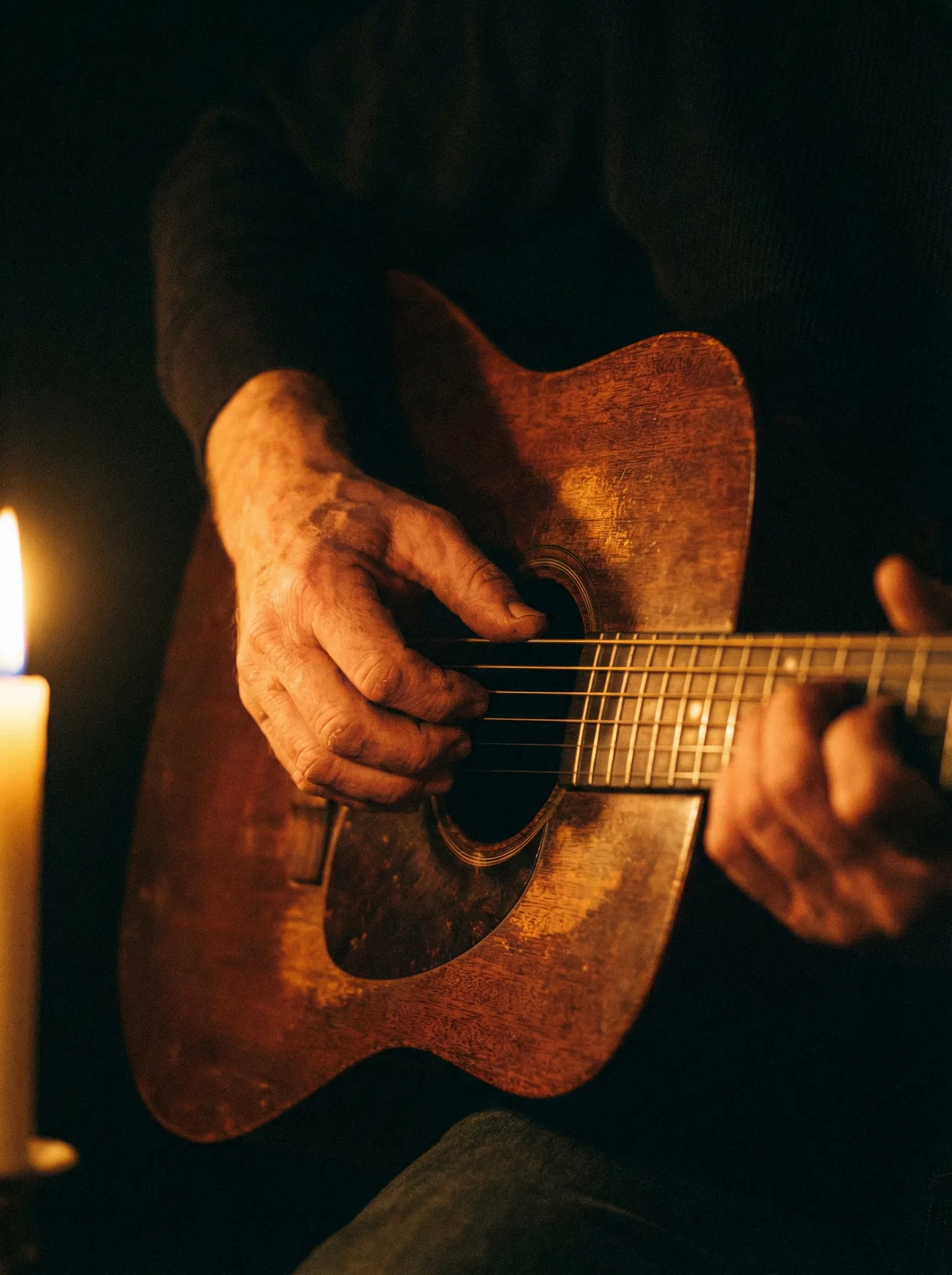 Guitarra acústica tocada con pasión