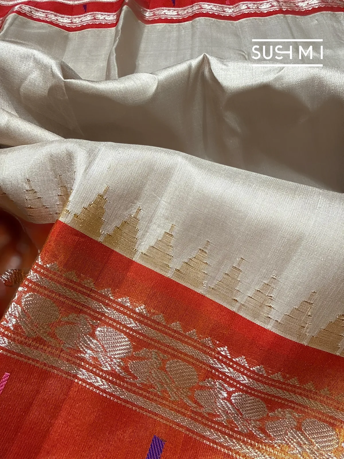 Dusty Beige Gadwal silk saree with single muniya pythani tissue border  — Image 6