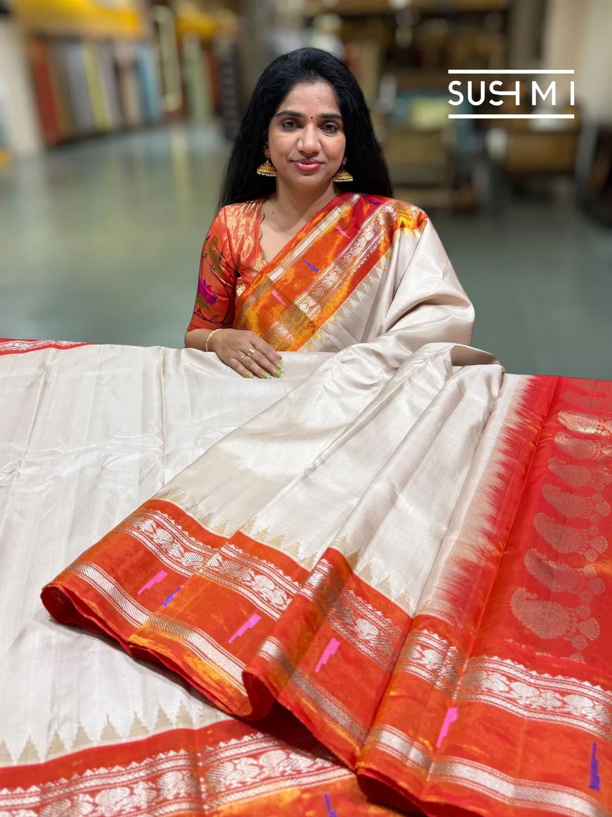 Dusty Beige Gadwal silk saree with single muniya pythani tissue border  — Image 4