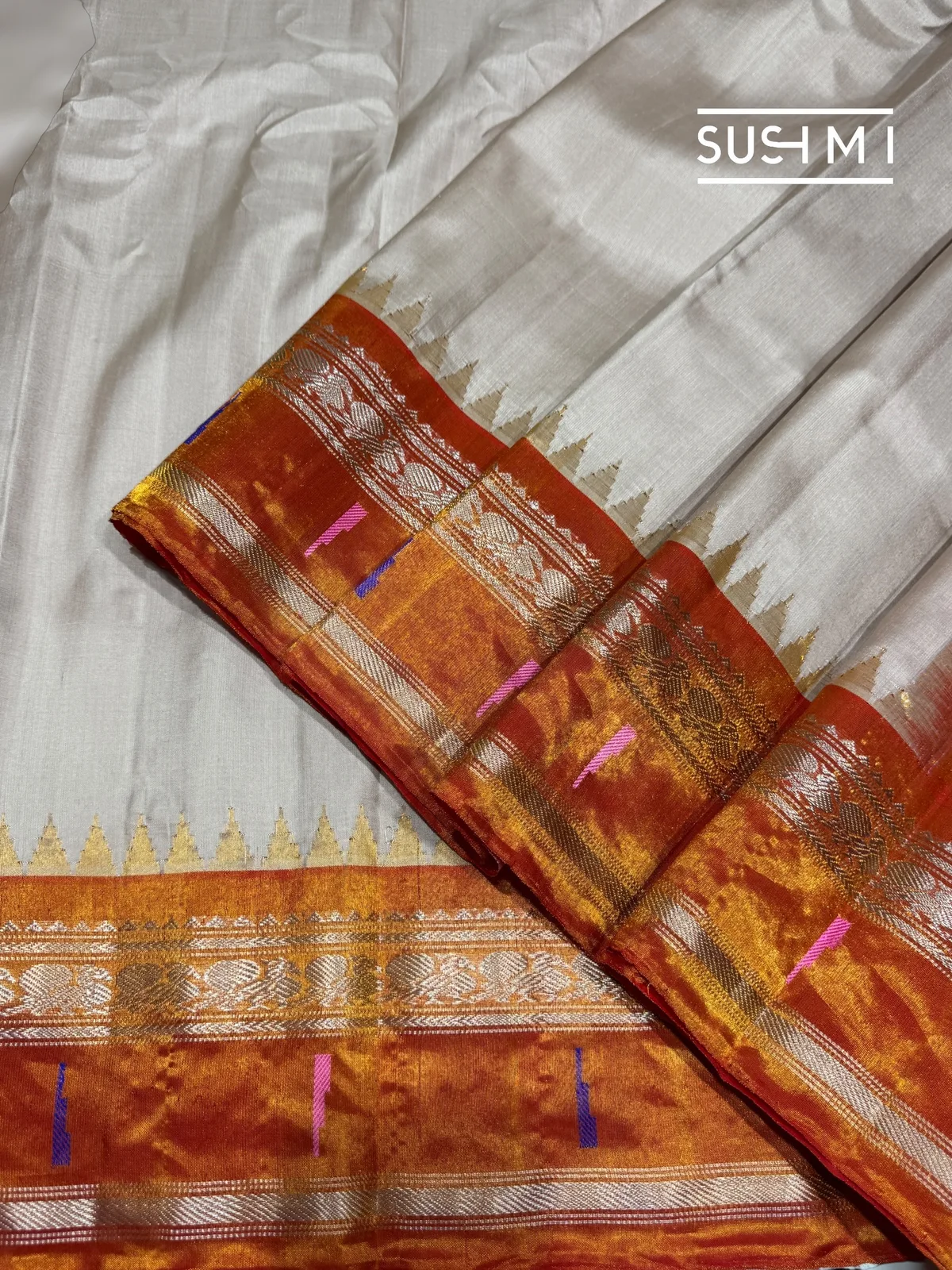 Dusty Beige Gadwal silk saree with single muniya pythani tissue border  — Image 5