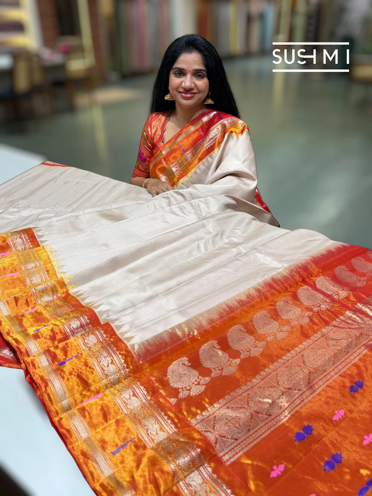Dusty Beige Gadwal silk saree with single muniya pythani tissue border  — Image 2