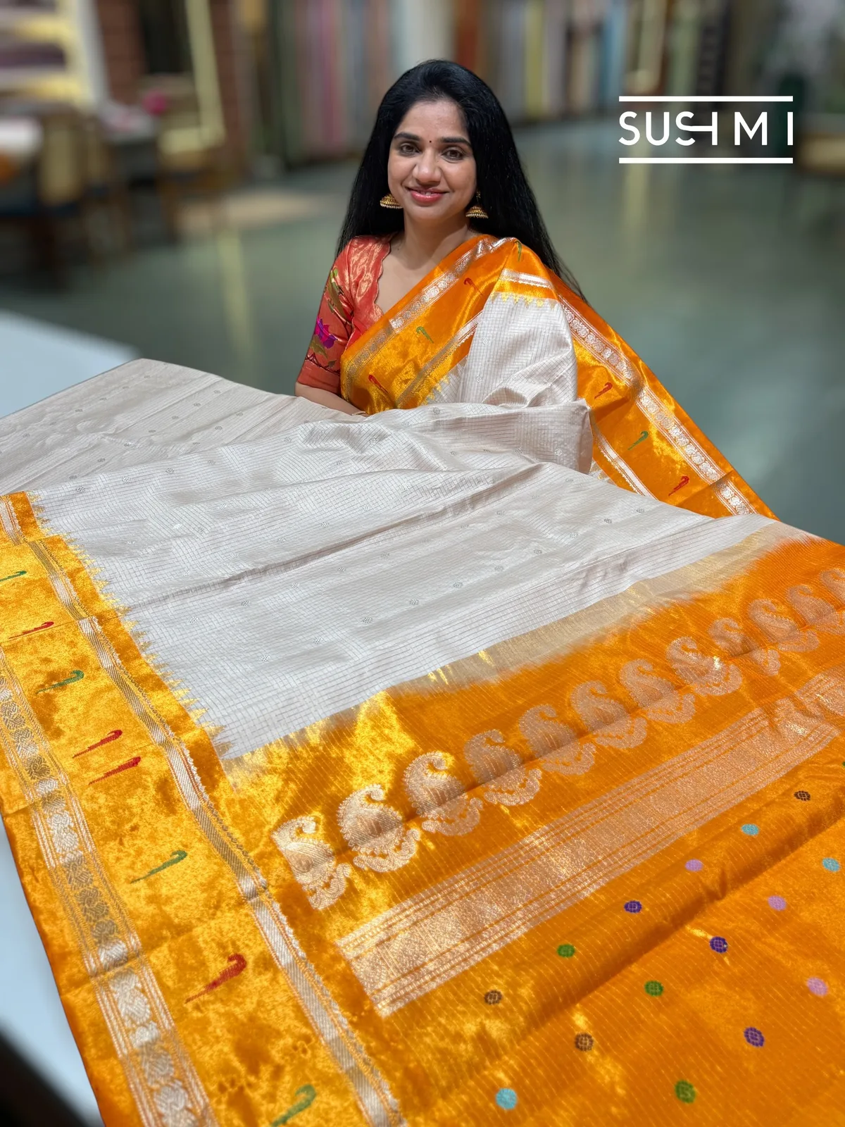 Ivory Gadwal Silk Saree with single muniya pythani tissue border — Image 2