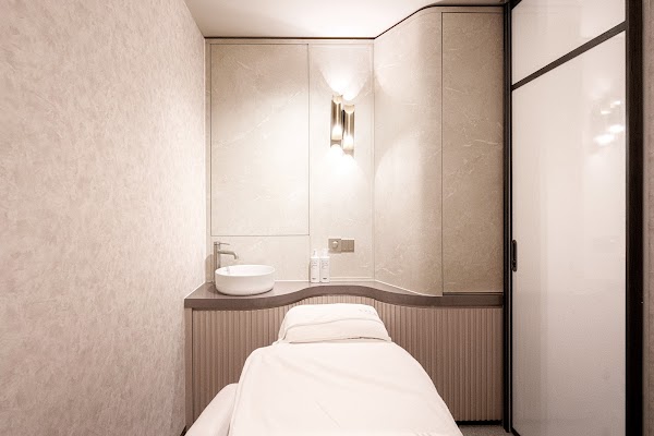 REDEFINE by EVR 醫學美容中心 - 旺角朗豪坊診所