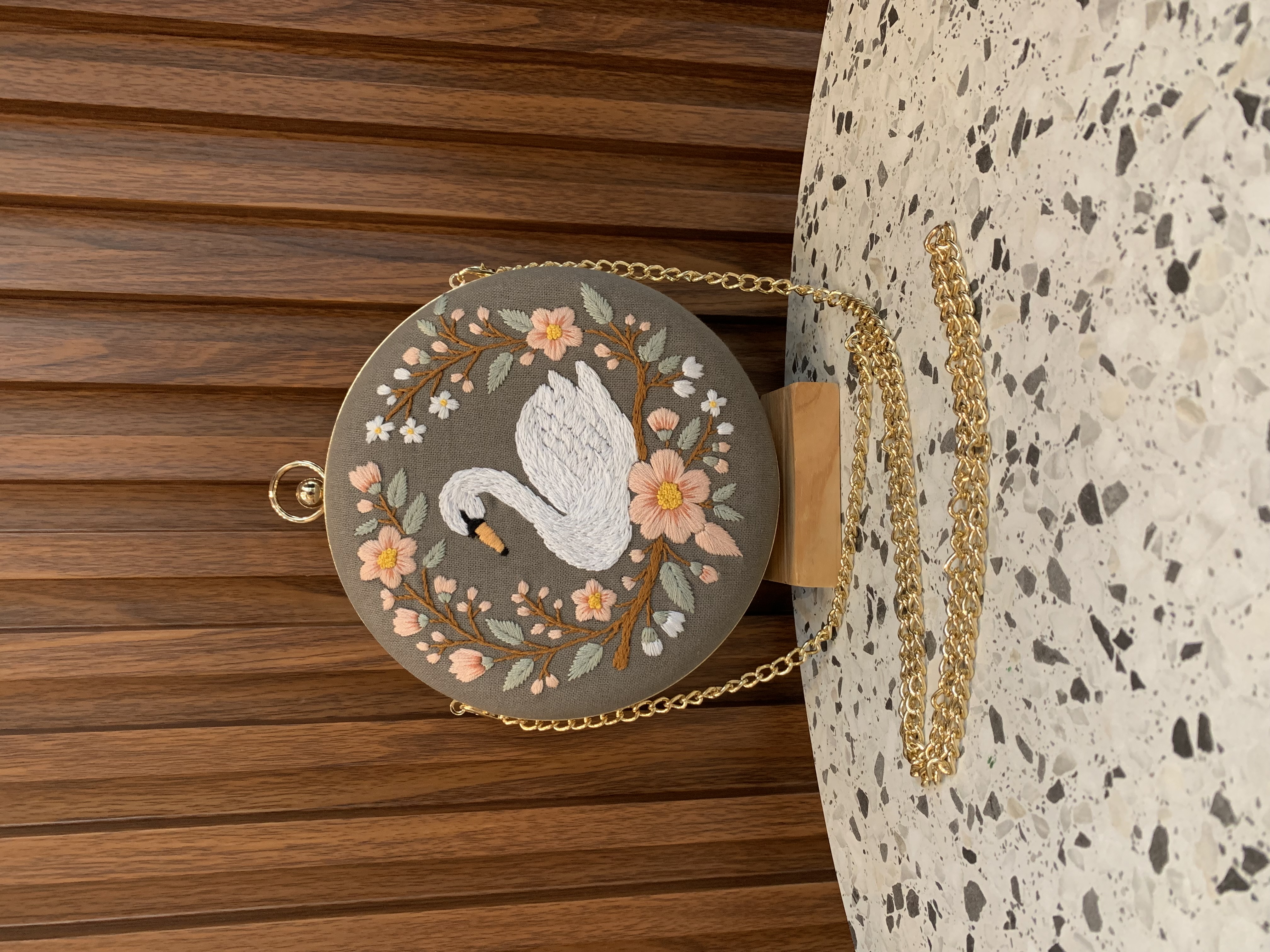 Clutch Charcoal White Swan