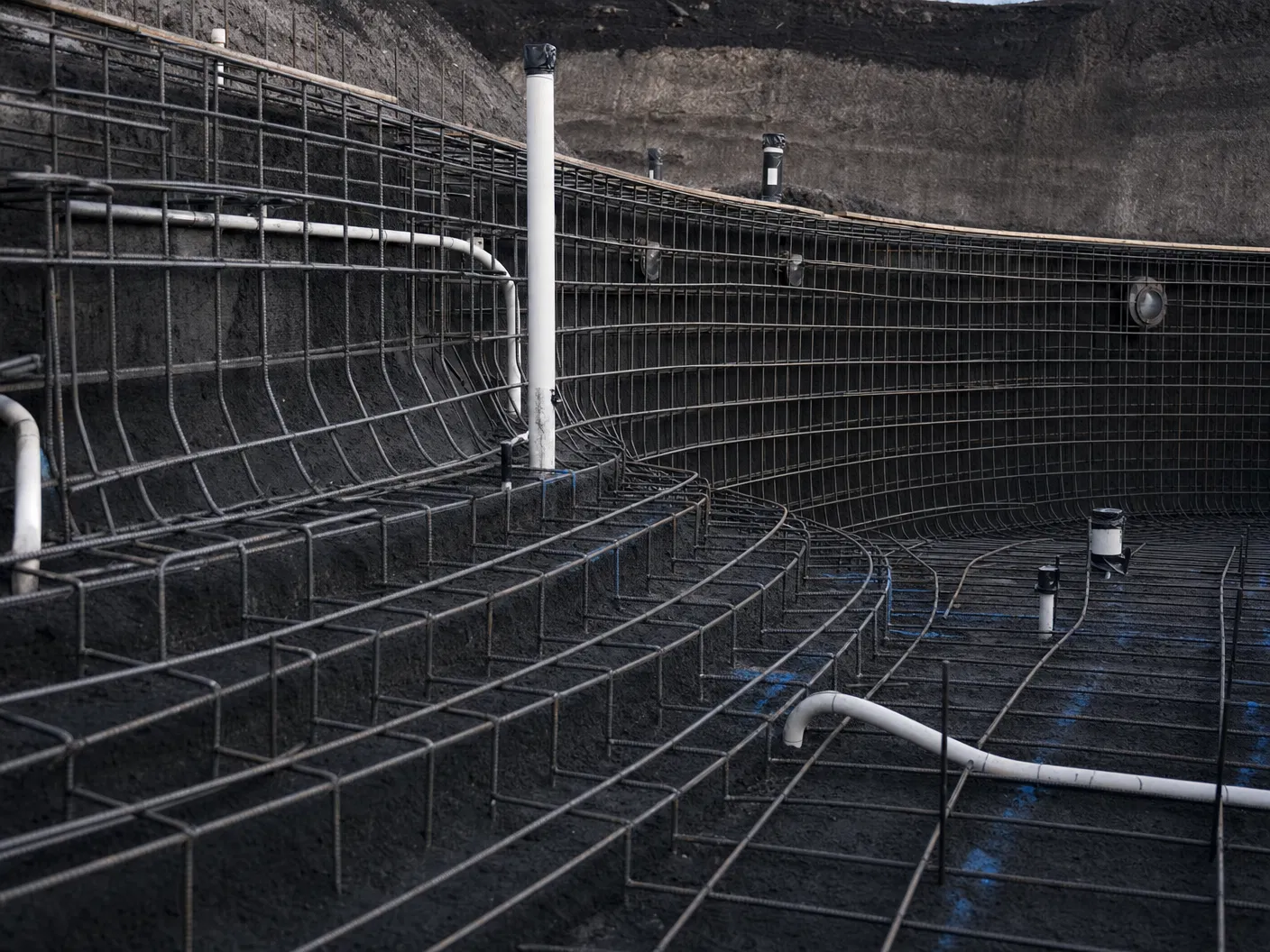 Reinforced steel pool shell
