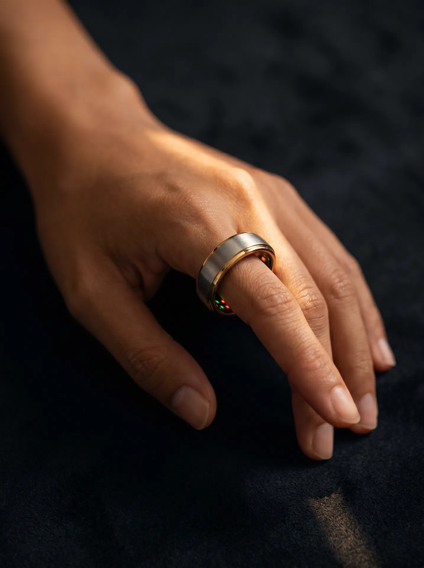 Äureas Ring worn on hand
