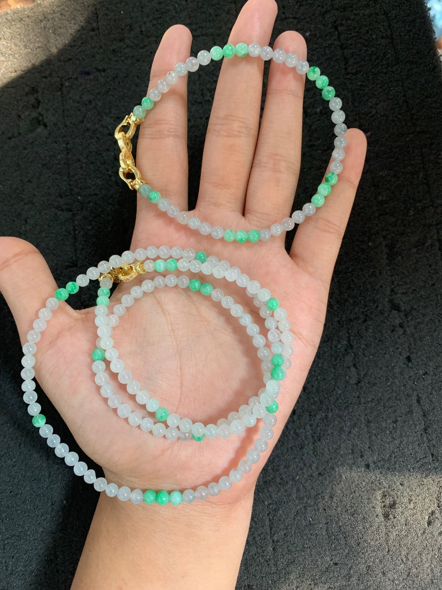  Elegant Icy White and Green Jade Bead Necklace