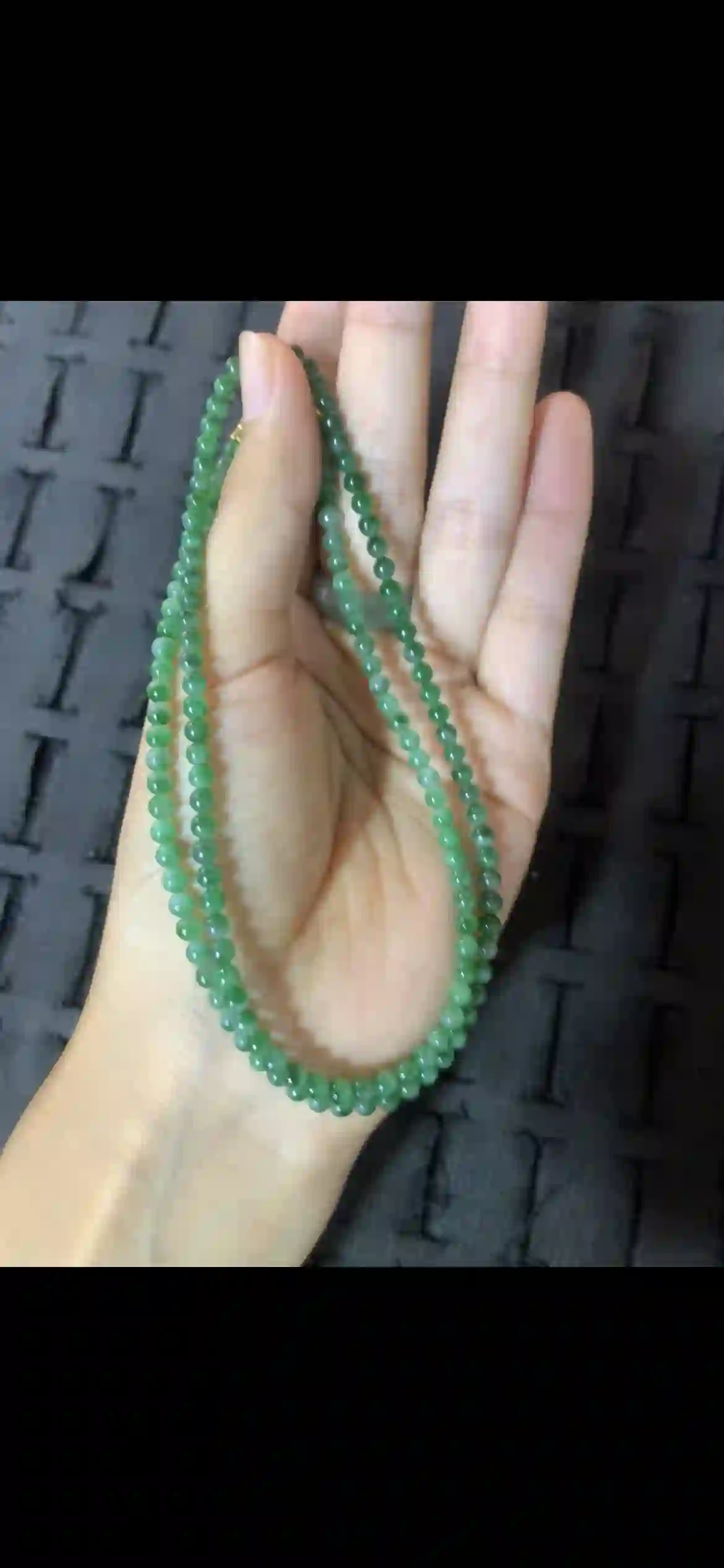 Fine Vivid Green Natural Jadeite Bead Necklace | Myanmar Jadeite reference #26700002