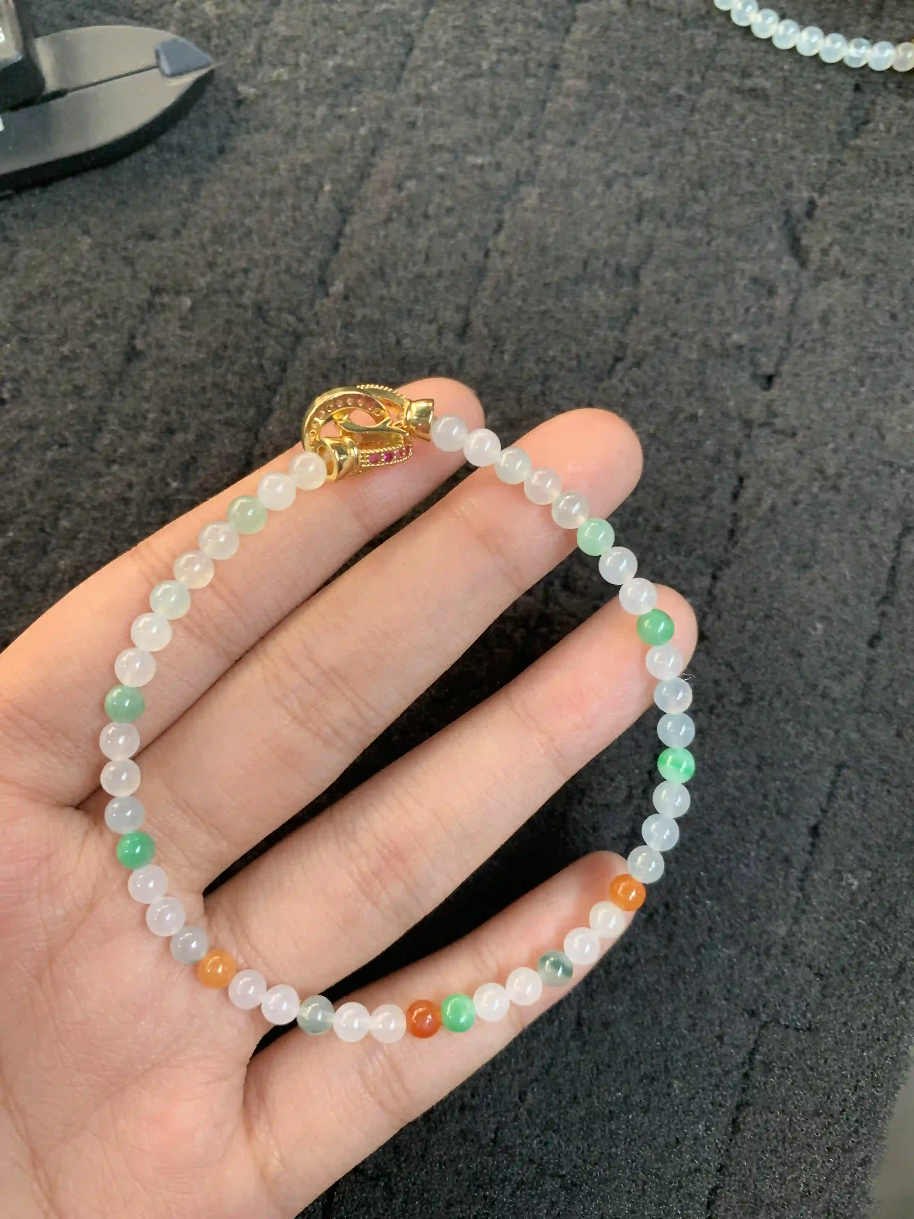 Multicolored Jade Beaded Bracelet with Gold Decorative Clasp | Myanmar Jadeite reference #1560003
