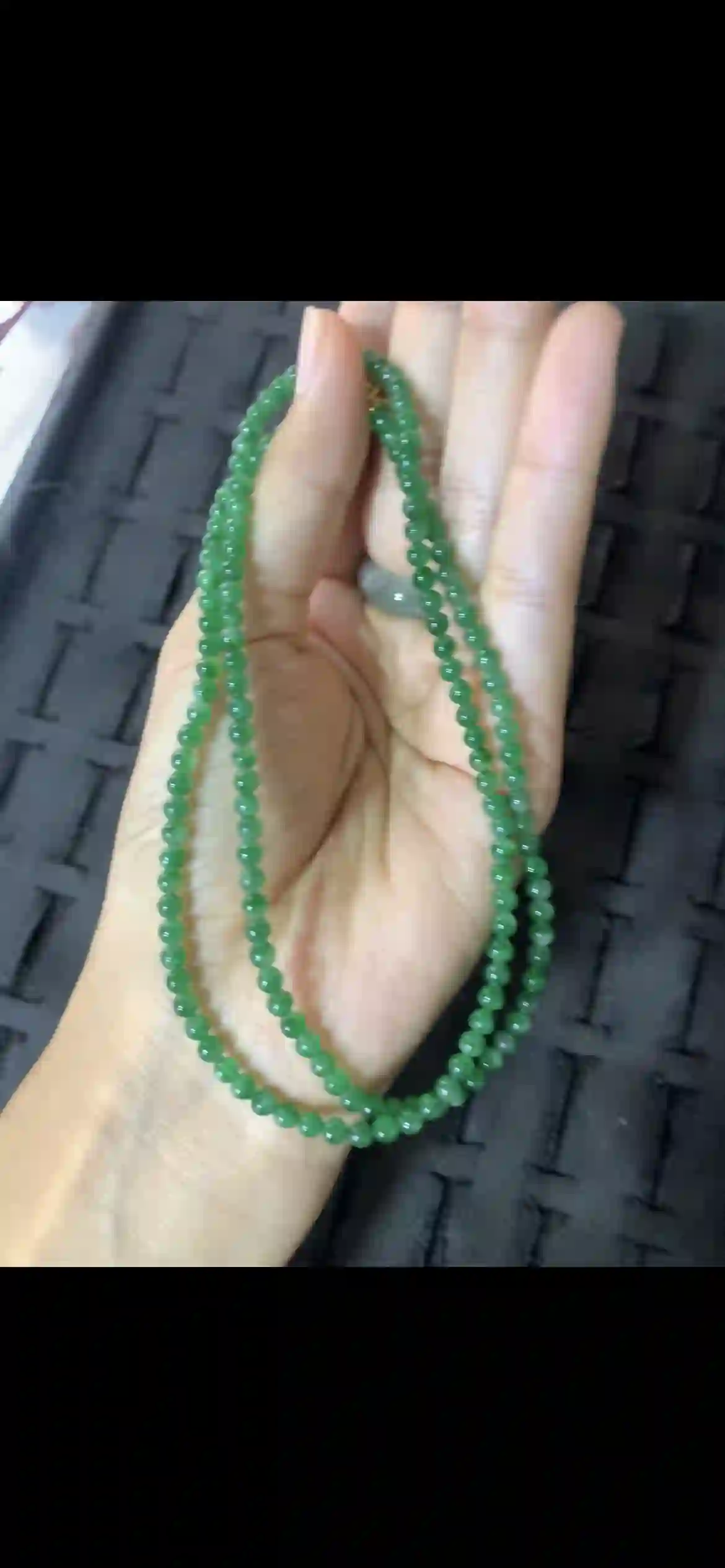 Fine Vivid Green Jadeite Bead Necklace | Myanmar Jadeite reference #26610001