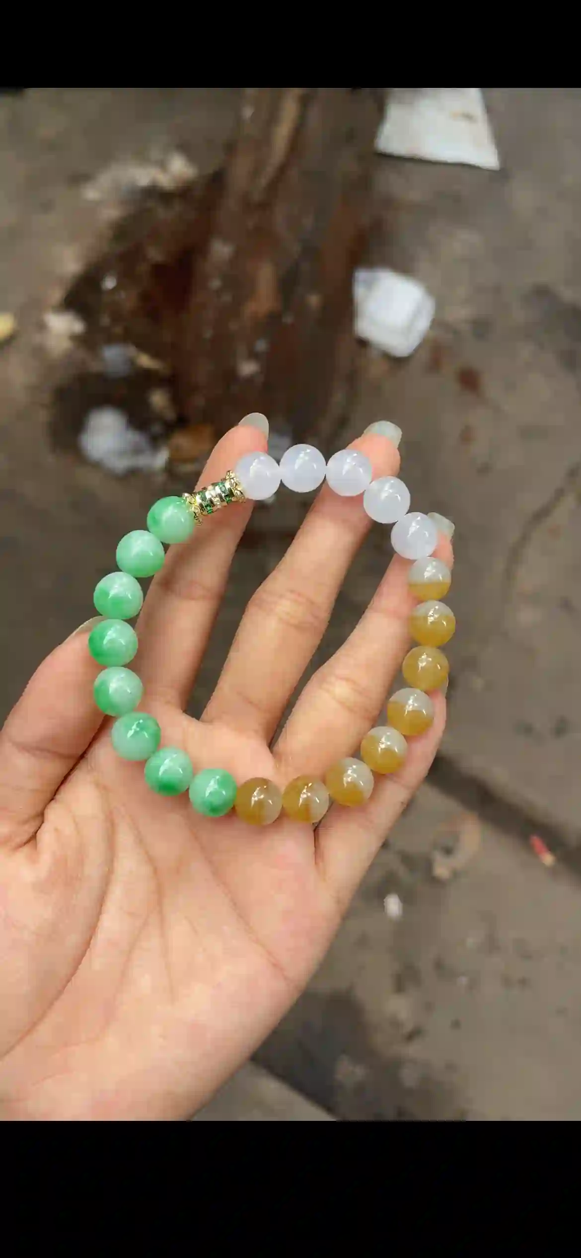 Three-Tone Natural Jadeite Bead Bracelet with Decorative Spacer | Myanmar Jadeite reference #14880001